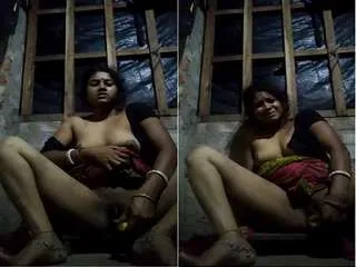 Horny Bhabhi Masturbating